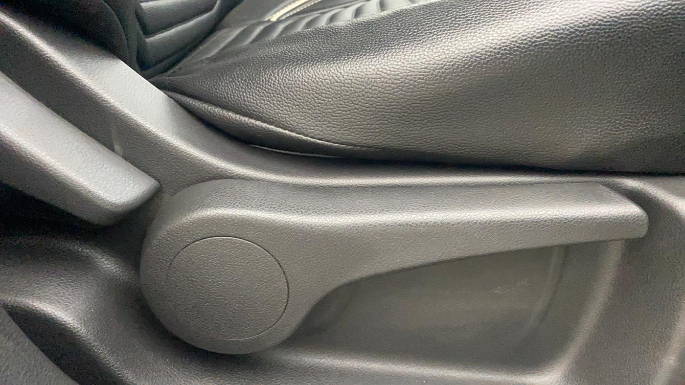2019 Nissan Kicks XL 1.5, Petrol, Manual, 44,745 km, Driver Side Adjustment Panel