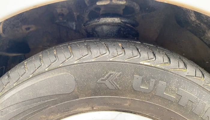 2014 Hyundai i10 SPORTZ 1.1, CNG, Manual, 85,284 km, Left Front Tyre Tread