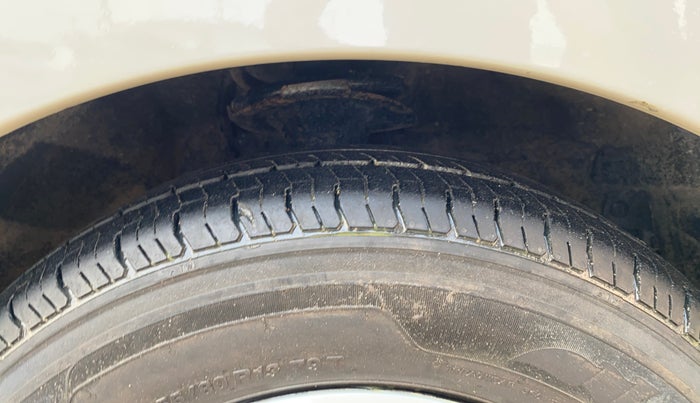 2014 Hyundai i10 SPORTZ 1.1, CNG, Manual, 85,284 km, Right Front Tyre Tread
