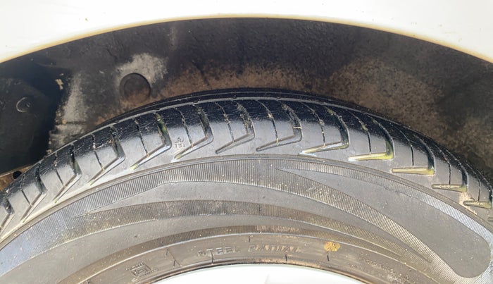 2014 Hyundai i10 SPORTZ 1.1, CNG, Manual, 85,284 km, Right Rear Tyre Tread