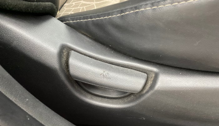 2019 Hyundai Grand i10 MAGNA AT 1.2 KAPPA VTVT, Petrol, Automatic, 38,753 km, Driver Side Adjustment Panel