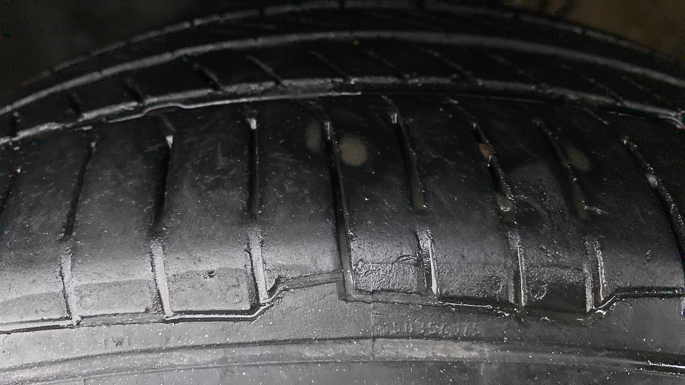 2015 Skoda Rapid 1.5 TDI MT ELEGANCE BLACK PACKAGE, Diesel, Manual, 96,348 km, Left Front Tyre Tread
