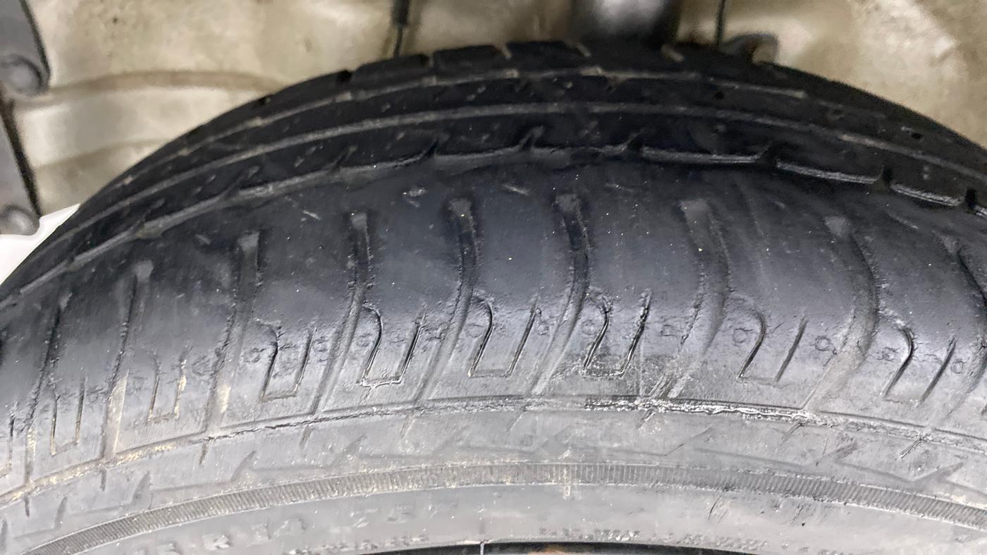 2017 Maruti Wagon R 1.0 VXI OPT, Petrol, Manual, Left Front Tyre Tread