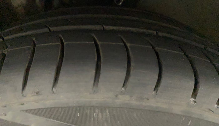 2013 Volkswagen Vento HIGHLINE DIESEL 1.6, Diesel, Manual, 95,103 km, Left Rear Tyre Tread