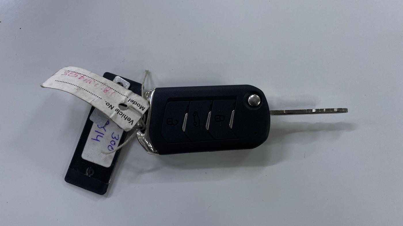 2023 Mahindra XUV300 W6 1.2 PETROL, Petrol, Manual, 13,205 km, Key Close Up