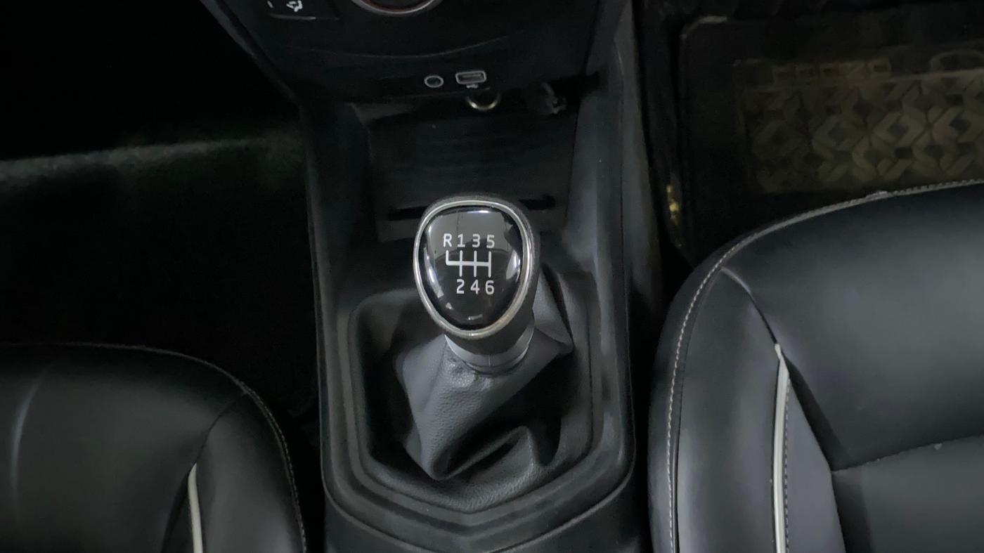 2023 Mahindra XUV300 W6 1.2 PETROL, Petrol, Manual, 13,205 km, Gear Lever