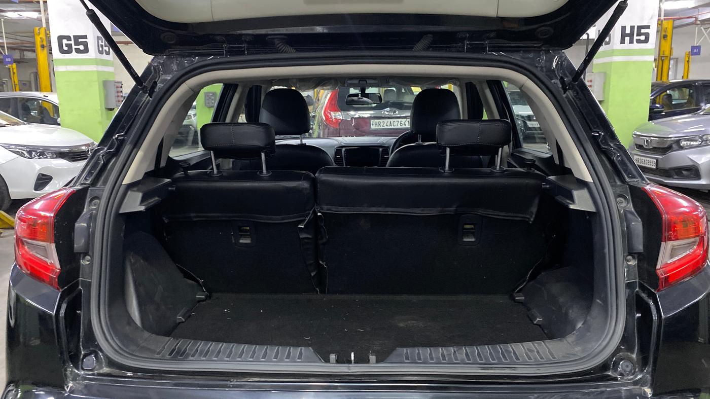 2023 Mahindra XUV300 W6 1.2 PETROL, Petrol, Manual, 13,205 km, Boot Inside