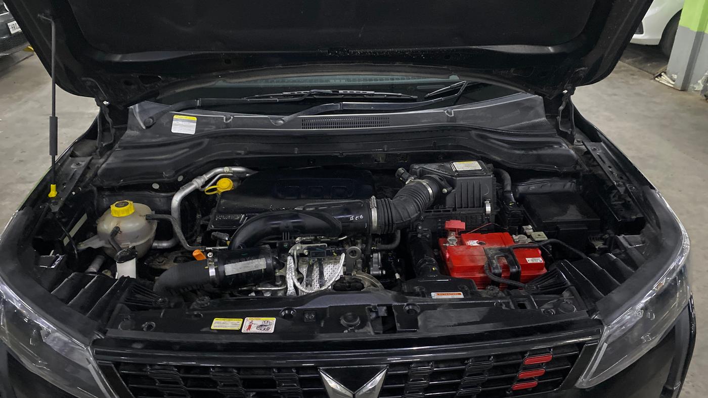 2023 Mahindra XUV300 W6 1.2 PETROL, Petrol, Manual, 13,205 km, Engine View