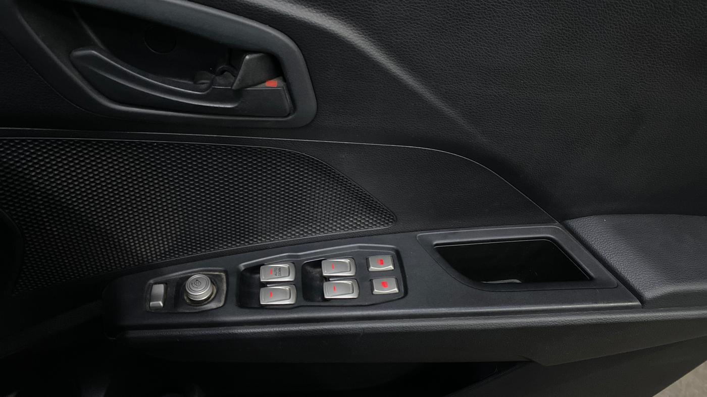 2023 Mahindra XUV300 W6 1.2 PETROL, Petrol, Manual, 13,205 km, Driver Side Door Panels Control
