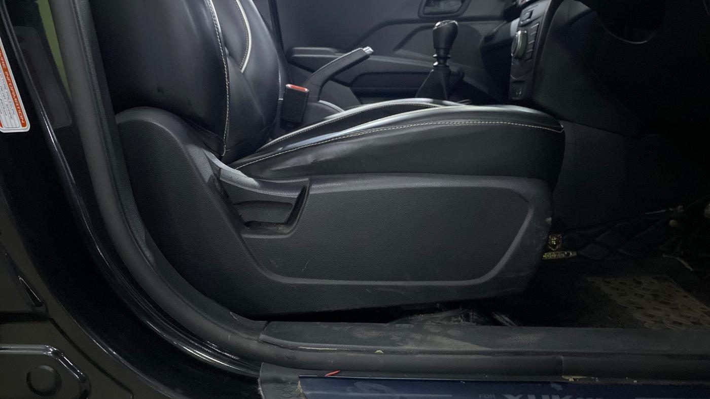 2023 Mahindra XUV300 W6 1.2 PETROL, Petrol, Manual, 13,205 km, Driver Side Adjustment Panel