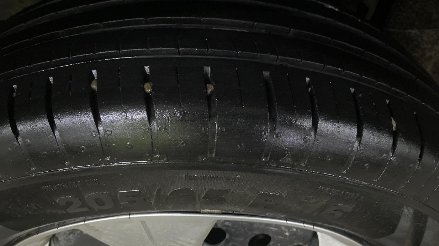 2023 Mahindra XUV300 W6 1.2 PETROL, Petrol, Manual, 13,205 km, Right Rear Tyre Tread