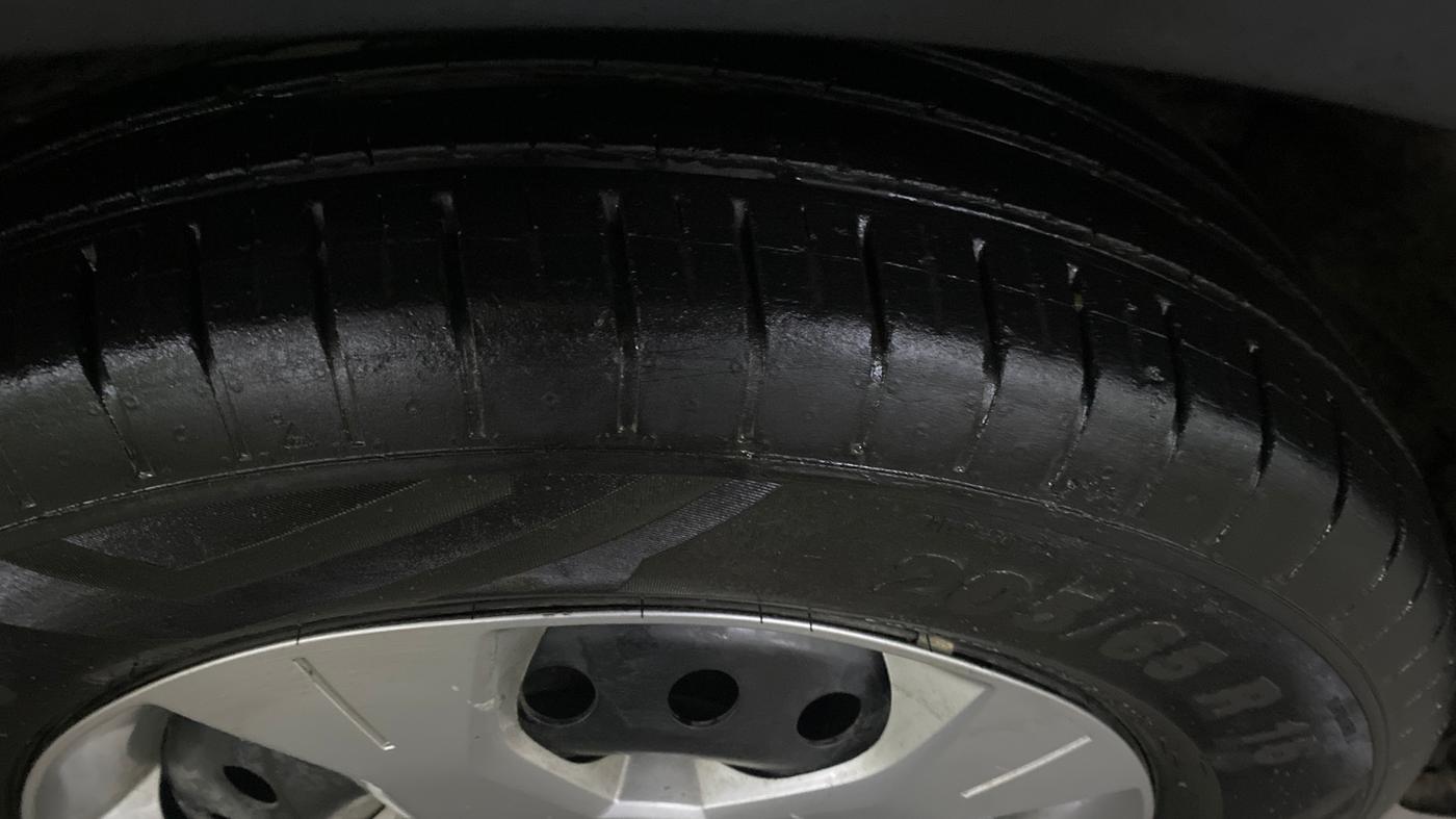 2023 Mahindra XUV300 W6 1.2 PETROL, Petrol, Manual, 13,205 km, Right Front Tyre Tread