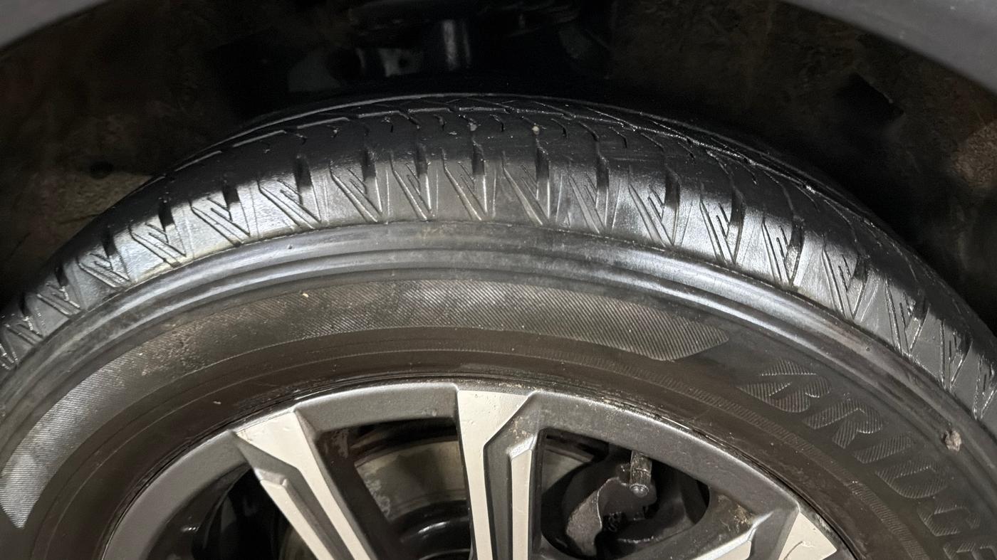 2023 Mahindra XUV700 AX 7 LUXURY P AT 7 STR, Petrol, Automatic, 38,035 km, Right Front Tyre Tread