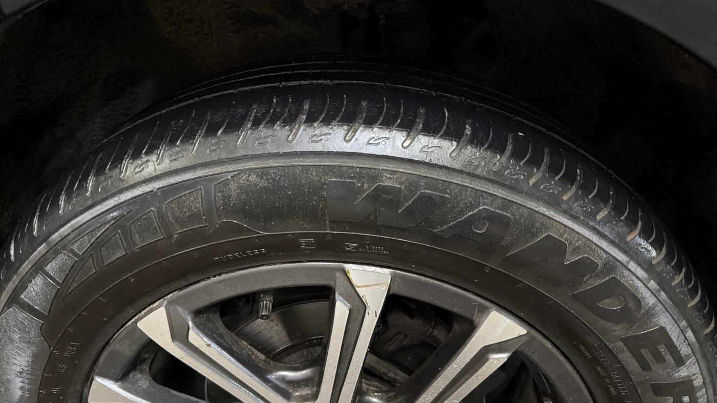 2023 Mahindra XUV700 AX 7 LUXURY P AT 7 STR, Petrol, Automatic, 38,035 km, Left Rear Tyre Tread