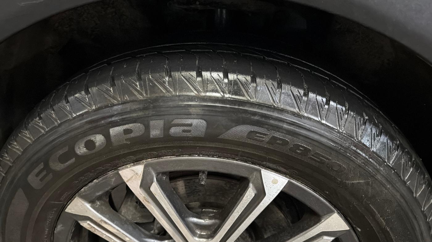2023 Mahindra XUV700 AX 7 LUXURY P AT 7 STR, Petrol, Automatic, 38,035 km, Left Front Tyre Tread