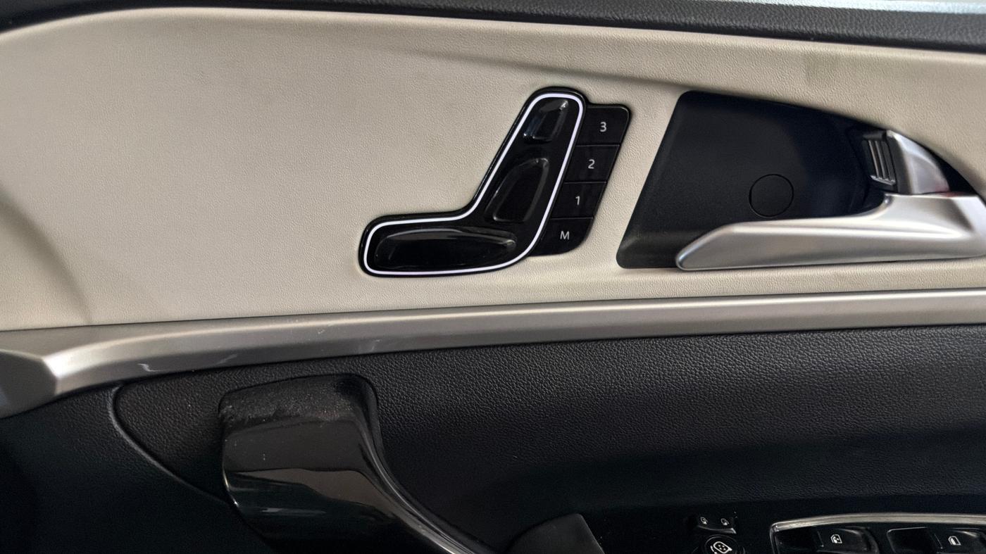 2023 Mahindra XUV700 AX 7 LUXURY P AT 7 STR, Petrol, Automatic, 38,035 km, Driver Side Adjustment Panel