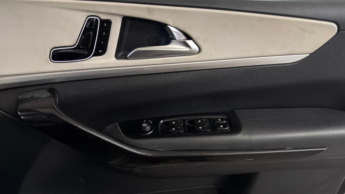 2023 Mahindra XUV700 AX 7 LUXURY P AT 7 STR, Petrol, Automatic, 38,035 km, Driver Side Door Panels Control