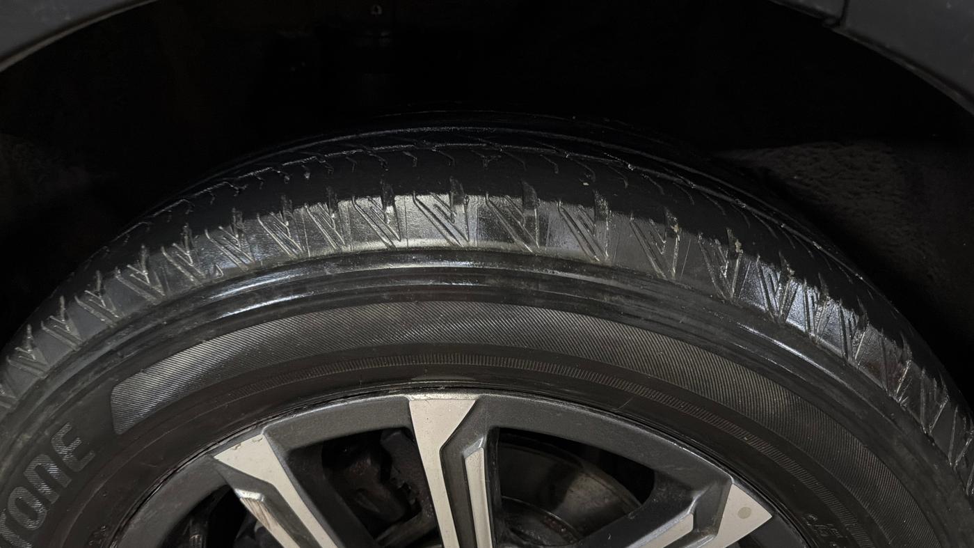 2023 Mahindra XUV700 AX 7 LUXURY P AT 7 STR, Petrol, Automatic, 38,035 km, Right Rear Tyre Tread