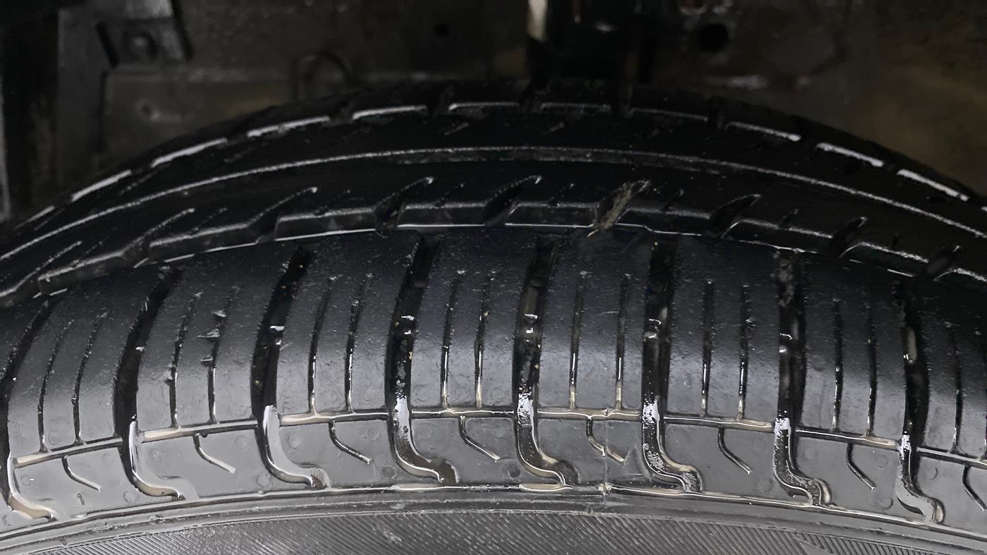 2017 Maruti Swift VXI, Petrol, Manual, 69,221 km, Left Front Tyre Tread