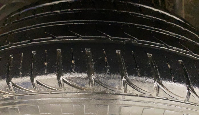 2014 Renault Duster RXL PETROL, Petrol, Manual, 81,982 km, Right Rear Tyre Tread