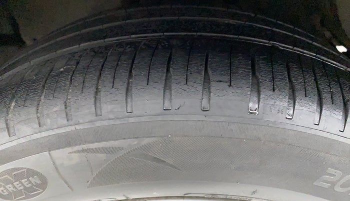 2014 Toyota Innova 2.5 VX 7 STR BS IV, Diesel, Manual, 95,974 km, Left Front Tyre Tread