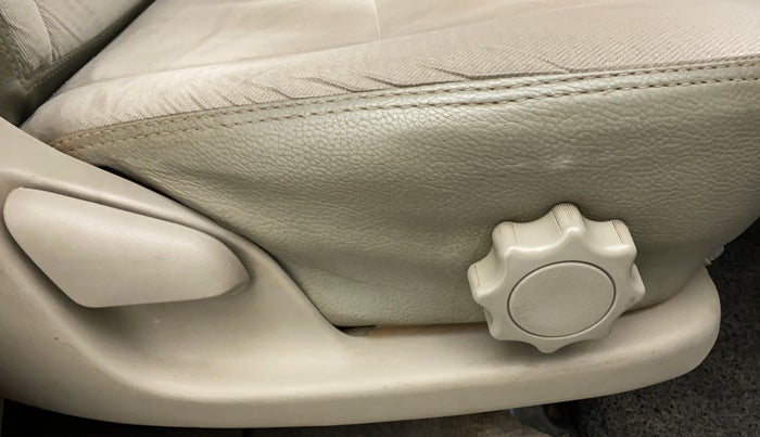 2014 Toyota Innova 2.5 VX 7 STR BS IV, Diesel, Manual, 95,974 km, Driver Side Adjustment Panel