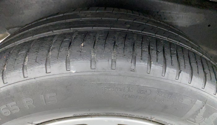 2014 Toyota Innova 2.5 VX 7 STR BS IV, Diesel, Manual, 95,974 km, Right Rear Tyre Tread