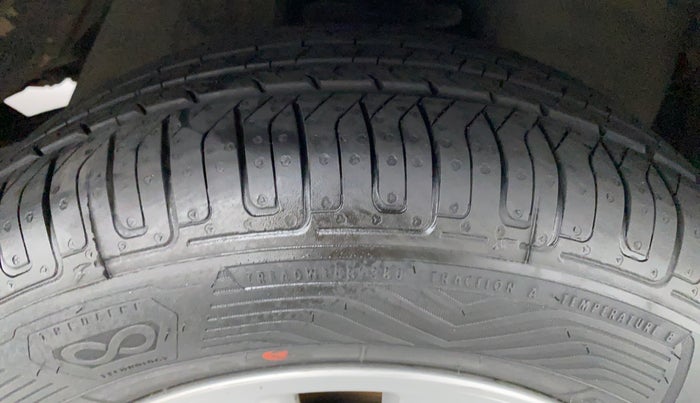 2014 Toyota Innova 2.5 VX 7 STR BS IV, Diesel, Manual, 95,974 km, Right Front Tyre Tread