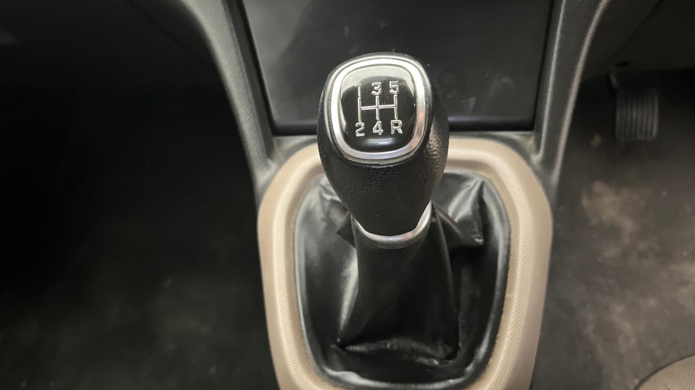 2015 Hyundai Xcent S 1.2, Petrol, Manual, 31,854 km, Gear Lever