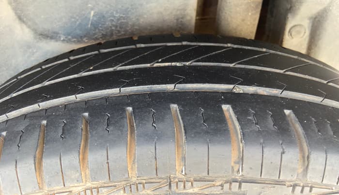 2014 Maruti Swift Dzire VXI, Petrol, Manual, 40,992 km, Left Rear Tyre Tread