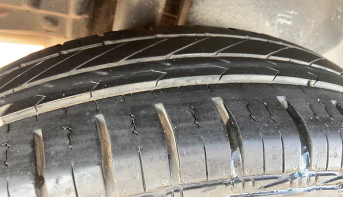 2014 Maruti Swift Dzire VXI, Petrol, Manual, 40,992 km, Right Rear Tyre Tread