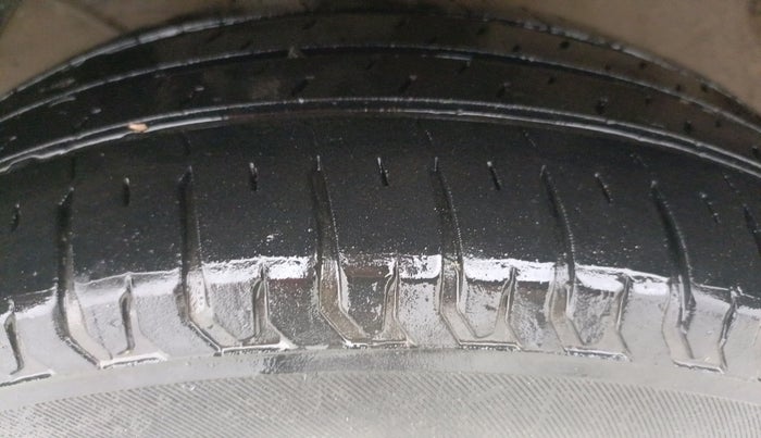 2016 Maruti Baleno DELTA PETROL 1.2, CNG, Manual, 1,14,151 km, Left Front Tyre Tread