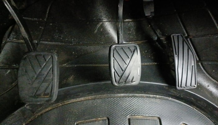 2016 Maruti Baleno DELTA PETROL 1.2, CNG, Manual, 1,14,151 km, Pedals