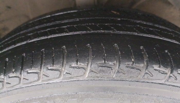 2016 Maruti Baleno DELTA PETROL 1.2, CNG, Manual, 1,14,151 km, Right Front Tyre Tread