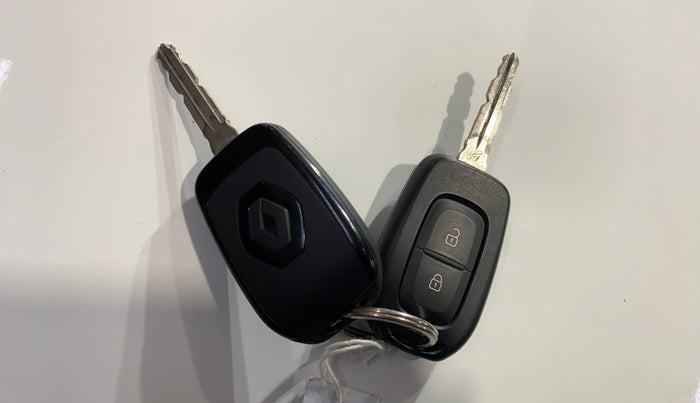 2021 Renault TRIBER RXT, Petrol, Manual, 11,417 km, Key Close Up