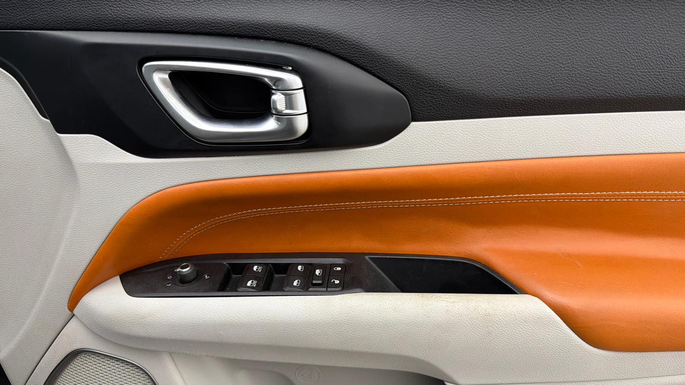 2021 Jeep Compass LONGITUDE (O) 1.4 PETROL DCT, Petrol, Automatic, 1,19,062 km, Driver Side Door Panels Control