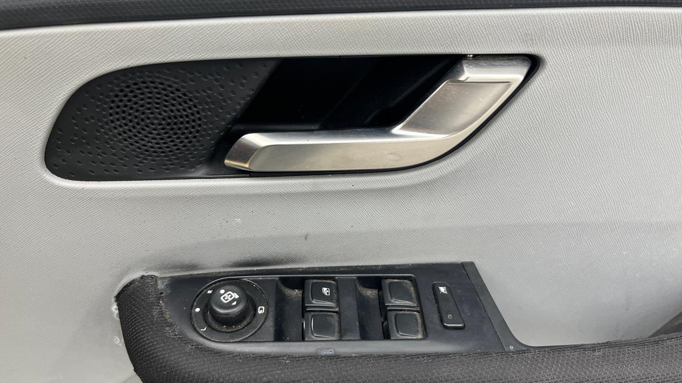 2020 Tata ALTROZ XZ PETROL, Petrol, Manual, 1,15,804 km, Driver Side Door Panels Control