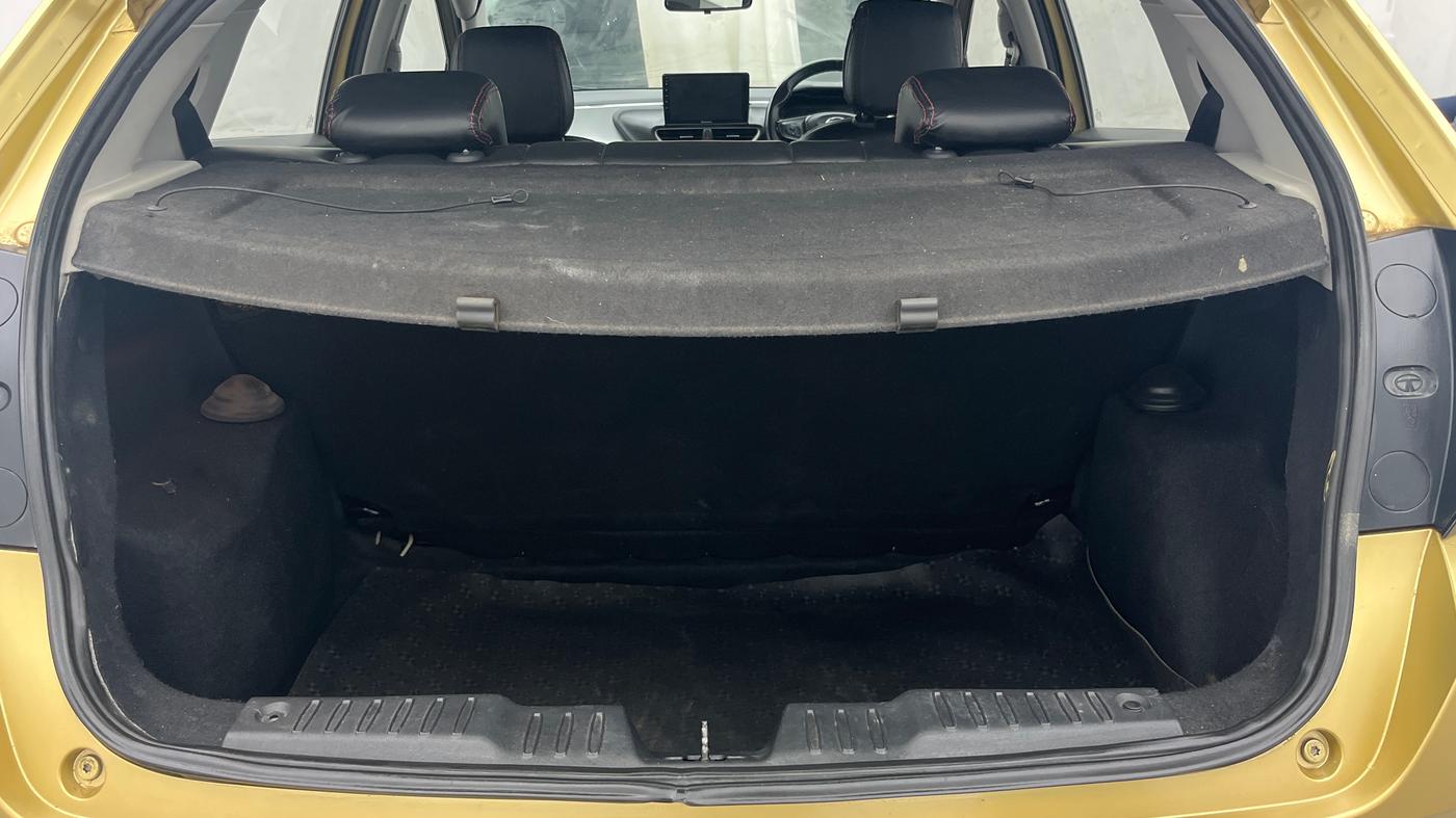 2020 Tata ALTROZ XZ PETROL, Petrol, Manual, 1,15,804 km, Boot Inside