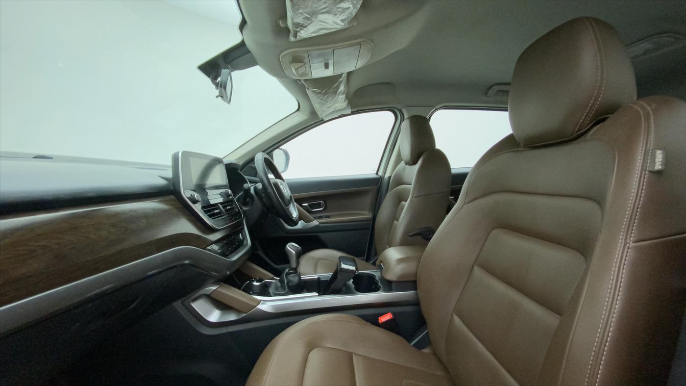 2019 Tata Harrier XZ 2.0L, Diesel, Manual, 1,20,764 km, Right Side Front Door Cabin