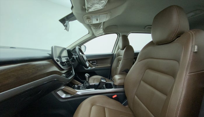2019 Tata Harrier XZ 2.0L, Diesel, Manual, 1,20,764 km, Right Side Front Door Cabin