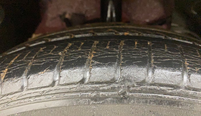 2014 Tata Bolt XT REVOTRON, Petrol, Manual, 26,122 km, Right Front Tyre Tread