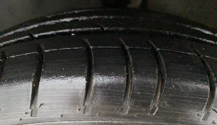2011 Hyundai i10 SPORTZ 1.2 AT, Petrol, Automatic, 35,261 km, Right Front Tyre Tread