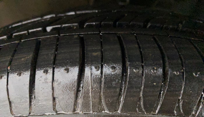 2011 Hyundai i10 SPORTZ 1.2 AT, Petrol, Automatic, 35,261 km, Left Front Tyre Tread
