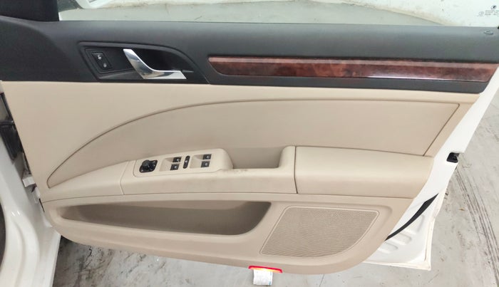 2013 Skoda Superb ELEGANCE 2.0 TDI CR AT, Diesel, Automatic, 68,183 km, Driver Side Door Panels Control