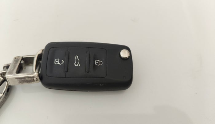 2013 Skoda Superb ELEGANCE 2.0 TDI CR AT, Diesel, Automatic, 68,183 km, Key Close Up