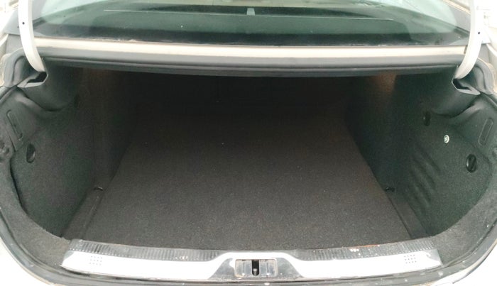 2013 Skoda Superb ELEGANCE 2.0 TDI CR AT, Diesel, Automatic, 68,183 km, Boot Inside