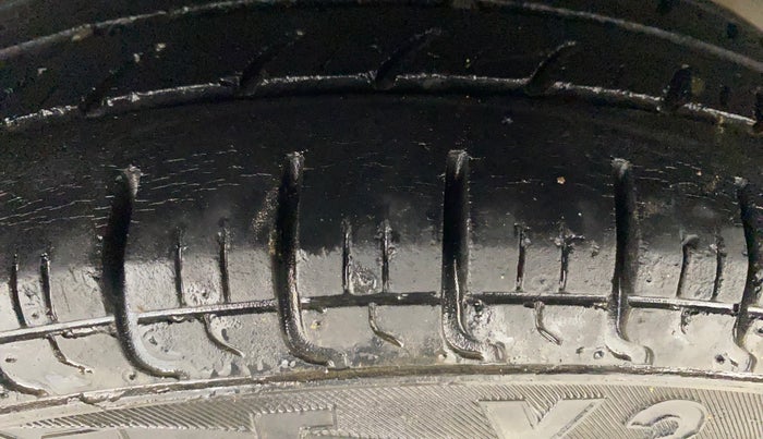 2015 Hyundai Eon ERA +, Petrol, Manual, 72,673 km, Right Rear Tyre Tread