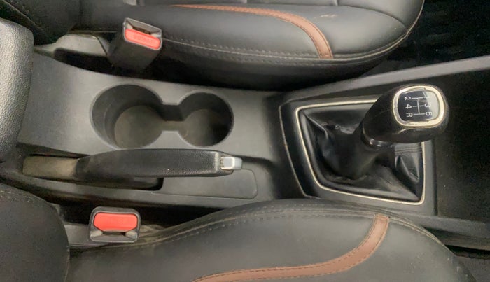 2015 Hyundai Elite i20 ASTA 1.2, CNG, Manual, 1,24,452 km, Gear Lever