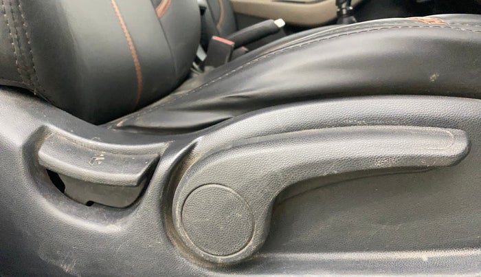 2015 Hyundai Elite i20 ASTA 1.2, CNG, Manual, 1,24,452 km, Driver Side Adjustment Panel