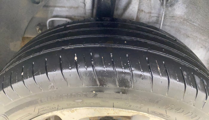 2015 Hyundai Elite i20 ASTA 1.2, CNG, Manual, 1,24,452 km, Right Rear Tyre Tread